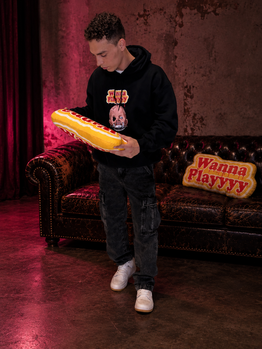 WANNA PLAYYYY YELLOW PILLOW