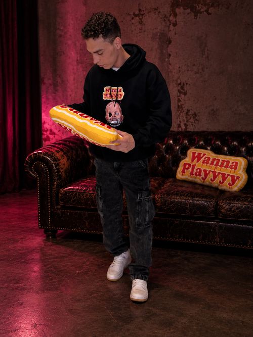 WANNA PLAYYYY YELLOW PILLOW